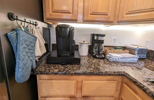 Alamitos Beach Condo | 5-bed Large Bohemian BEACH Pad with AC, Patio & Parking - Walk 1min to BEACH!