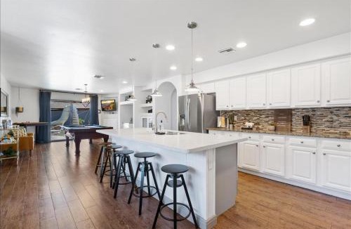 Glendale House | 5 Bedroom 4 Bath Boutique Home PREMIUM LOCATION + heated pool option