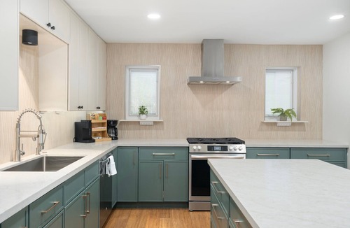Cox Heights House | 5 min to Old Town, Pool & Spa, 2 King Suites