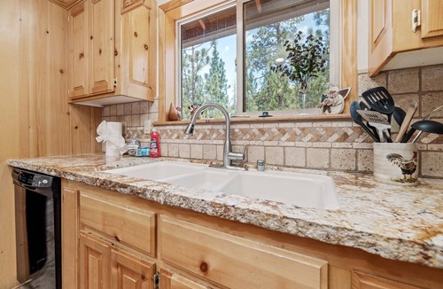 Fox Farm House | 5 STAR CABIN! PRIVATE Hot Tub. Game room! Close VILLAGE, SLOPES, LAKE!