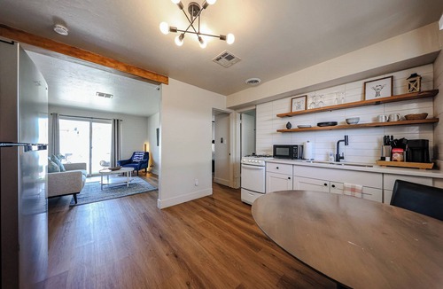 Encanto Apartment | #5 Sunny Midtown Skyline A Cool Comfy & Affordable Place