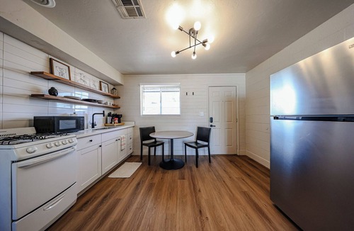 Encanto Apartment | #5 Sunny Midtown Skyline A Cool Comfy & Affordable Place