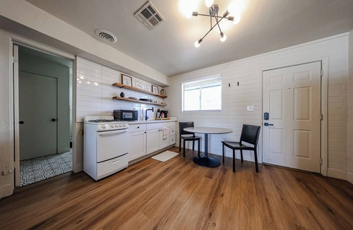 Encanto Apartment | #5 Sunny Midtown Skyline A Cool Comfy & Affordable Place