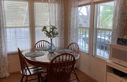 Pharr House | 55&Up? WHAT A DEAL in a POPULAR RGV PARK! Gated, Great Pool & Sunshine!