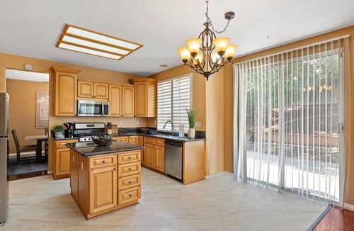 Riverside House | 5BR/3BA | Queen Beds | Family Home in Riverside