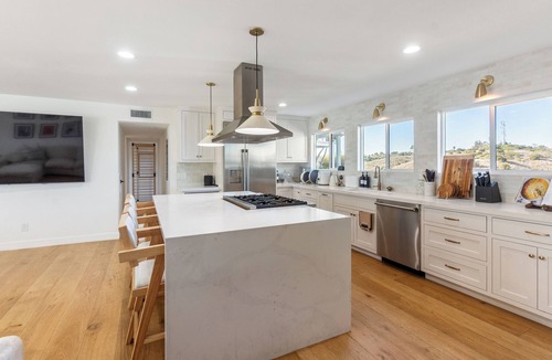 Crenshaw Villa | 5BR Villa Stunning Views Hot Tub near SoFi Intuit