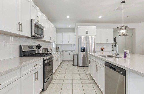 Ontario House | 6BR 4BA 8Beds 4Kings 3Tvs/Near Airport & Sports
