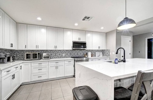 Shea North Estates House | 9 Large Bedrooms | Basketball Court | HotTub