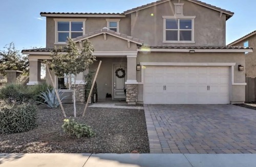 San Tan Valley House | A home that feels like home, w/hot tub and spacious living room