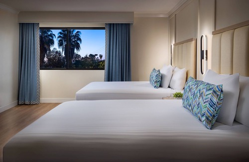 Calabasas Hotel | A Place You'll Surely Enjoy! Outdoor Pool, Minutes to Calabasas Open Space Park