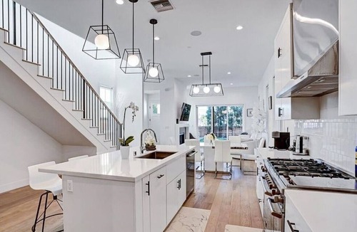Del Rey House | A serene setting perfect for relaxation just moments away from Playa Vista.