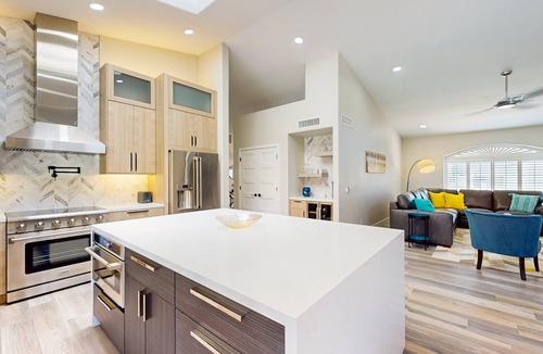 Paradise Park Vista House | A stately luxury house with pool nestled in a serene neighborhood