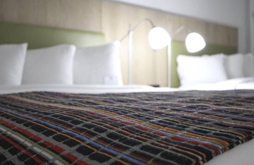 South Mountain House | A Trip Back In Time! 3 Queen Units for 12, Pool, Fitness Center, Parking