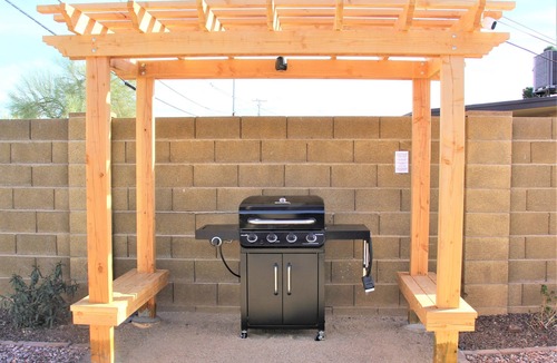 North Mountain House | Adorable 3 Bedroom, 2 bath Pristine Home on a Bike Trail! Bikes Included.