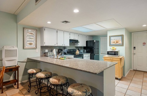 South Padre Island Condo | Adorable Ground Floor Condo with Heated Pool, Hot Tub, Tennis Court & Direct Beach Access!