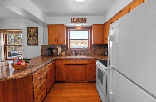 Big Bear Lake House | Adorable LAKEFRONT cabin! VIEWS! HOT TUB! Slopes & Village!