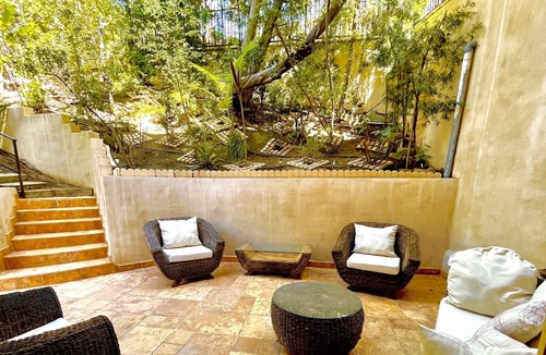 The Flats House | Adorable Patio Ensuite Apt w/ Pool access on private Beverly Hills estate