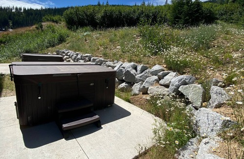 Sandpoint House | Adventure Awaits: Ski-In/Out Retreat with Spa, Steps from Schweitzer Village!