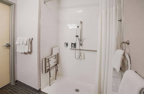 Chandler Hotel | Affordability Meets Comfort! Contemporary and Pet-friendly Unit, Swimming Pool!