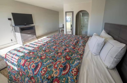 Mesa Hotel | Affordable Room One Queen Deluxe + Private Bath Near Phoenix Airport