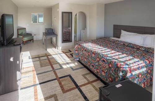 Mesa Hotel | Affordable Room One Queen Deluxe + Private Bath Near Phoenix Airport