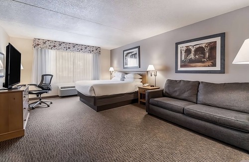 Palm Valley Hotel | Affordable Units Near Attractions! Pool, Parking, Breakfast, Free Wifi