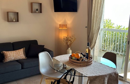 L'Ile-Rousse Apartment | air-conditioned T1 apartment for 2 people, terrace with sea view, garden & parking