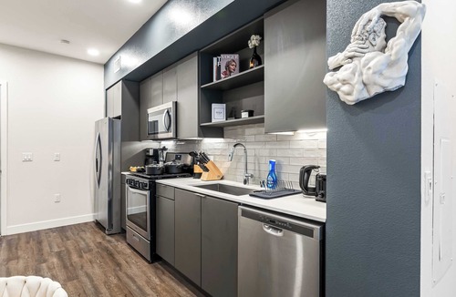 Los Angeles Bed & Breakfast | Alex 2BD Haven in Hollywood!Free parking and pool!