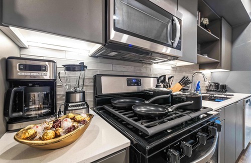 Los Angeles Bed & Breakfast | Alex 2BD Haven in Hollywood!Free parking and pool!