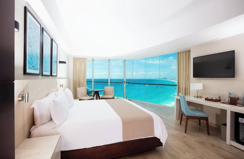 Punta Cancun Resort | Altitude at Krystal Grand Cancun - All inclusive