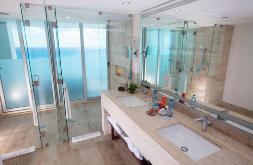 Punta Cancun Resort | Altitude at Krystal Grand Cancun - All inclusive