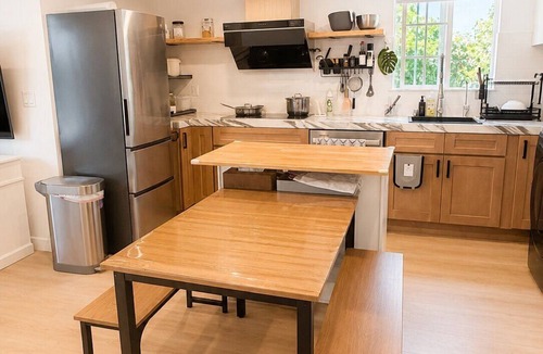 La Canada Flintridge House | Architectural Loft Home. Private Access with yard