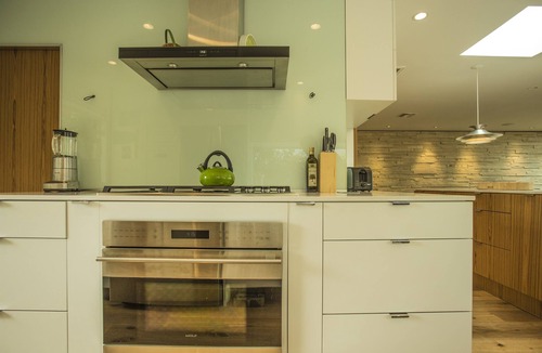 Sunset Park Villa | Architectural Modernist Spa