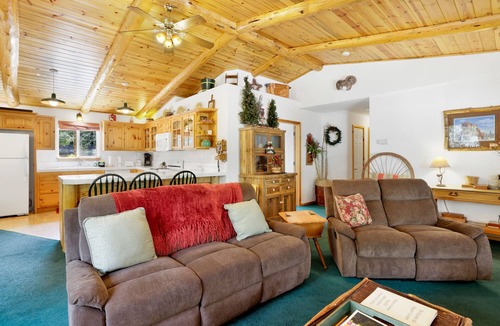 Fox Farm Cabin | Aspen Grove Chalet: Fenced Private Yard, High-Speed WiFi & Minutes to the Lake
