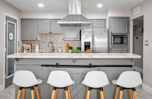 Meyer Park House | ASU/Relaxed Desert Retreat | Ideal for weekly Stays & Remote Work, heated pool