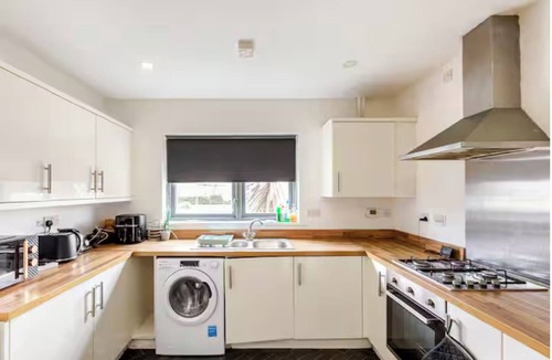 Thames House | Atom Large 4/5 Bed House, Balcony, Sleeps 13, Free Parking, East London