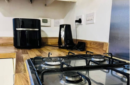 Thames House | Atom Large 4/5 Bed House, Balcony, Sleeps 13, Free Parking, East London