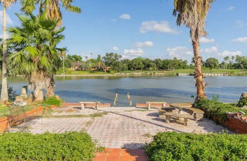 Los Fresnos House | B Relaxing waterfront 3bdrm 2bath countryside home!
