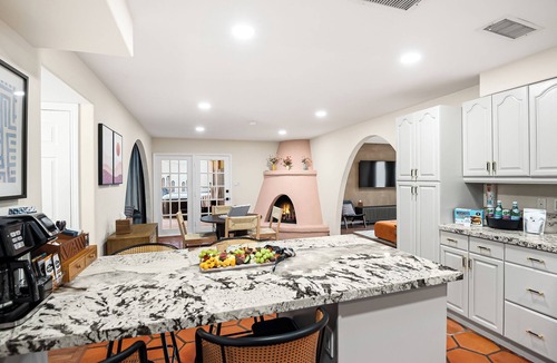 Litchfield Park House | Bahia Vista retreat near dining, spring training, lakeside walks, local events, and resort vibes.