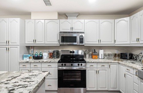 Litchfield Park House | Bahia Vista retreat near dining, spring training, lakeside walks, local events, and resort vibes.