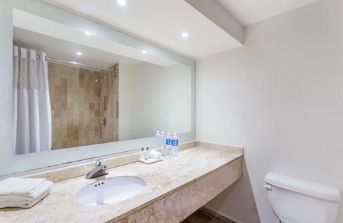 Lazaro Cardenas Hotel | Baymont Inn and Suites Lazaro Cardenas