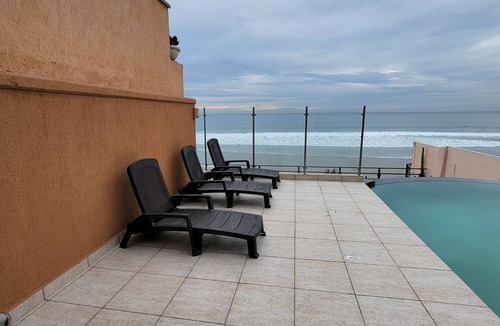 Triangulo de Oro Condo | Beach Front with Pool, Piano, Pool Table, Bar and Beach Access