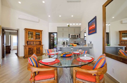 Centro Condo | Beachfront Condo with Ocean View & Balcony BBQ