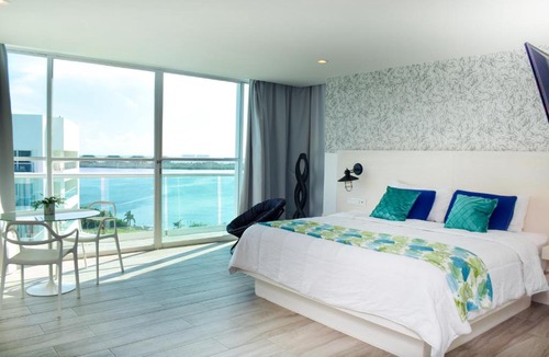 Zona Hotelera Apartment | Beachfront Studio Balcony Pool & Gym