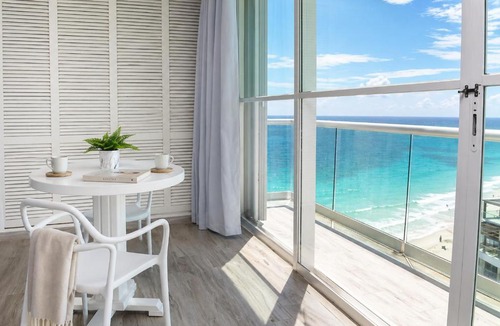 Zona Hotelera Apartment | Beachfront Studio Balcony Pool & Gym