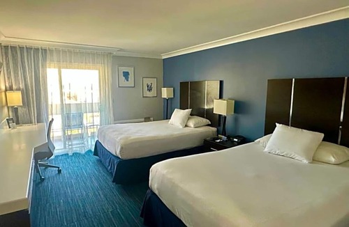 Old Towne Hotel | Beachside Stay – Walk to Shoreline, Cafés & Local Seal Beach Charm + Breakfast
