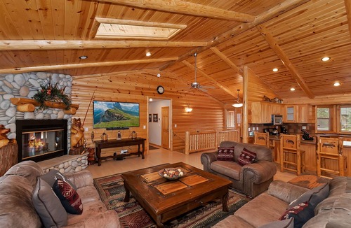 Castle Glen Estates Cabin | Bear Pause By Destination Big Bear: Castle Glen Estates Log Cabin Home! PET FRIENDLY! Fully Fenced! Pool Table! HOT TUB! Boarders Eagle Preserve!