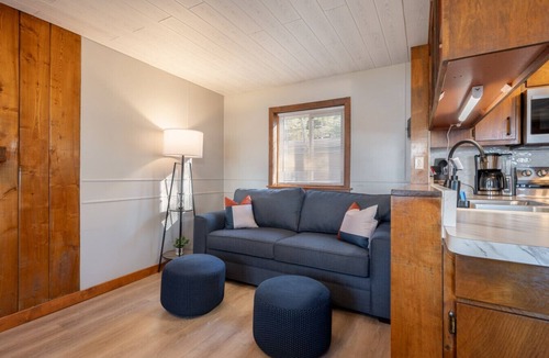 Grand Rapids Apartment | Bear`s Den Cottage on McKinney Lake — Cozy 2BR/1BA with Kitchen & Dining