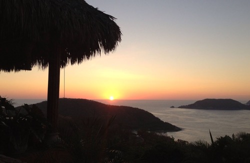Zihuatanejo Condo | Beautiful 3 Bedroom Condo w Swimming Pool- 1 Block from Fabulous La Ropa Beach