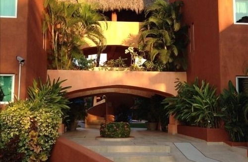 Zihuatanejo Condo | Beautiful 3 Bedroom Condo w Swimming Pool- 1 Block from Fabulous La Ropa Beach